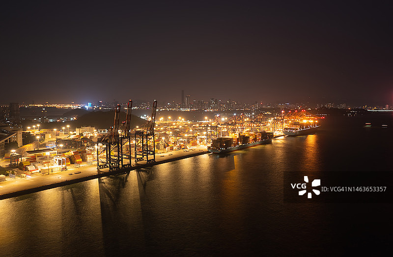 夜间商业集装箱码头图片素材