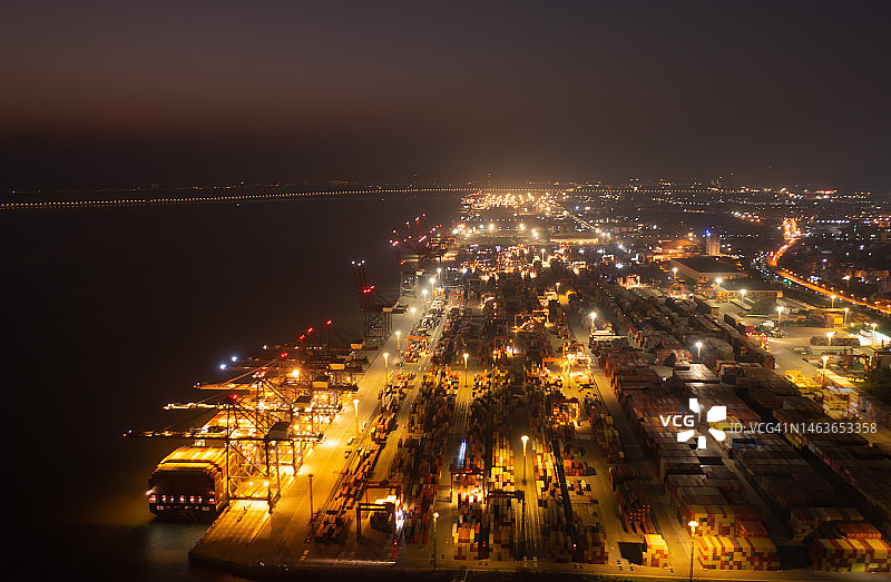 夜间商业集装箱码头图片素材
