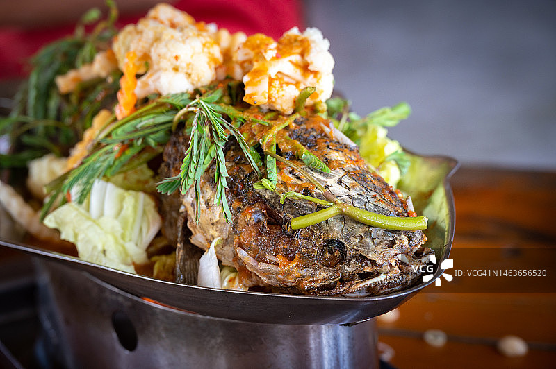 酸辣炸鱼汤特写图片素材