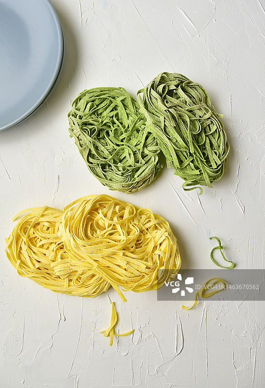 两种口味的自制未煮意面：鸡蛋味和菠菜味图片素材