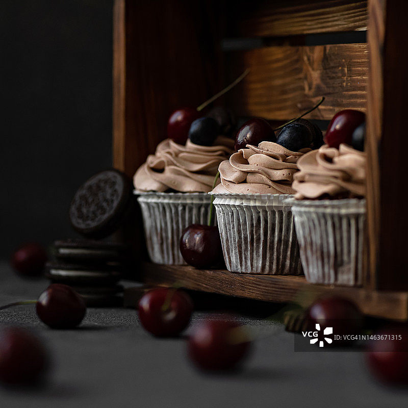 樱桃巧克力奶油纸杯蛋糕图片素材