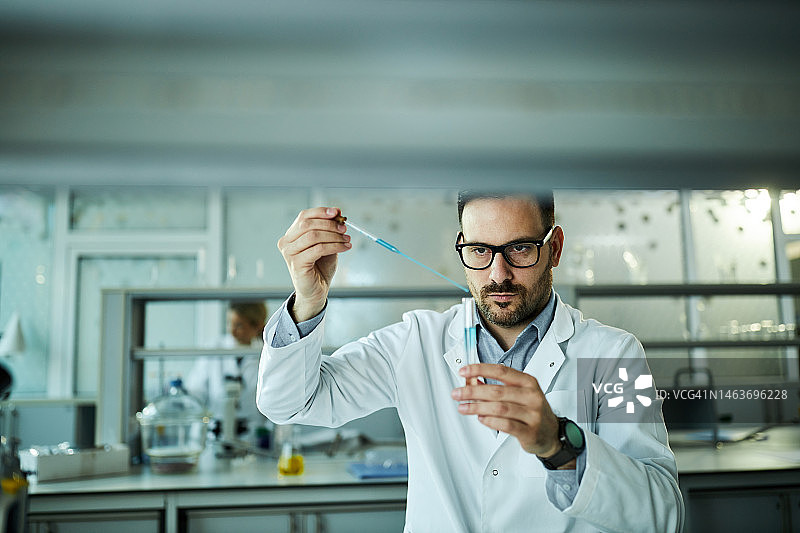 年轻科学家在实验室进行医学研究图片素材