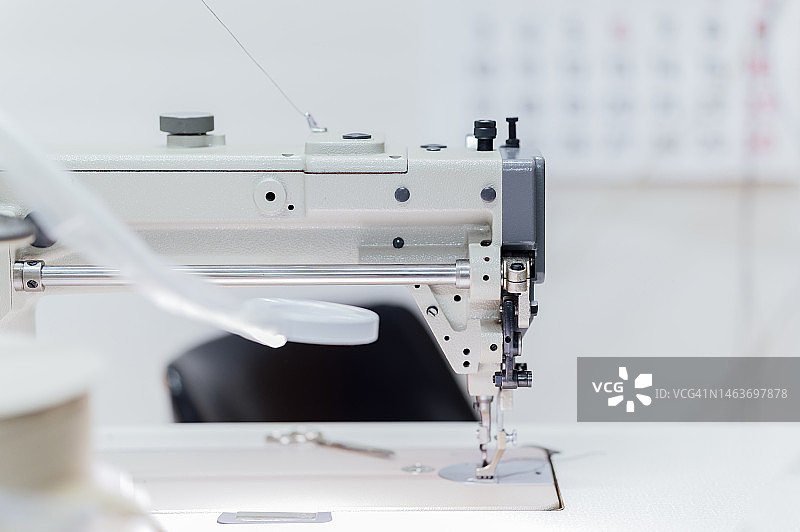 工作坊桌子上的缝纫机图片素材