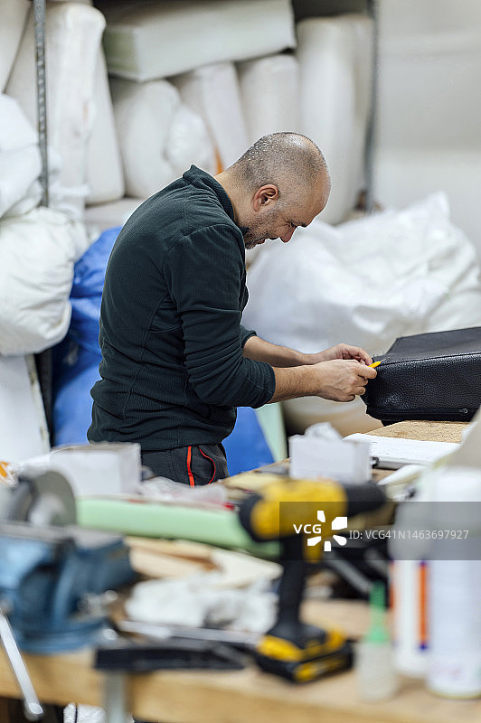 工匠在室内装潢车间修理图片素材