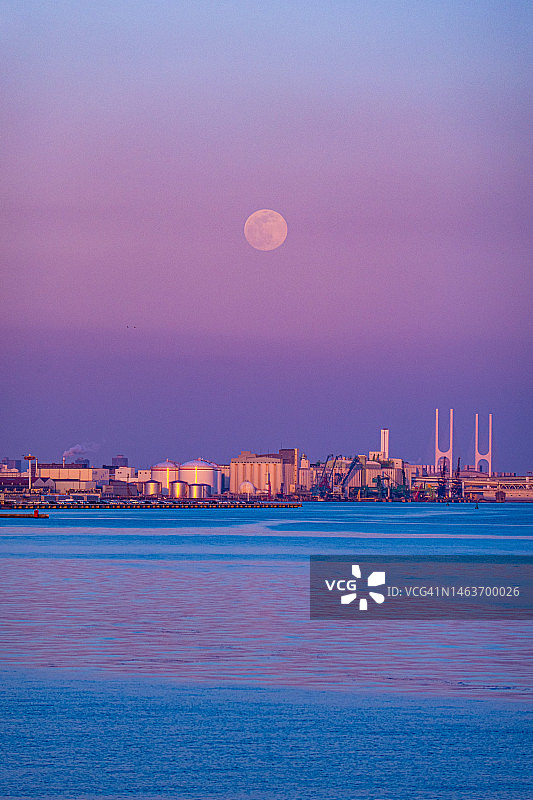 黄昏时的月亮图片素材