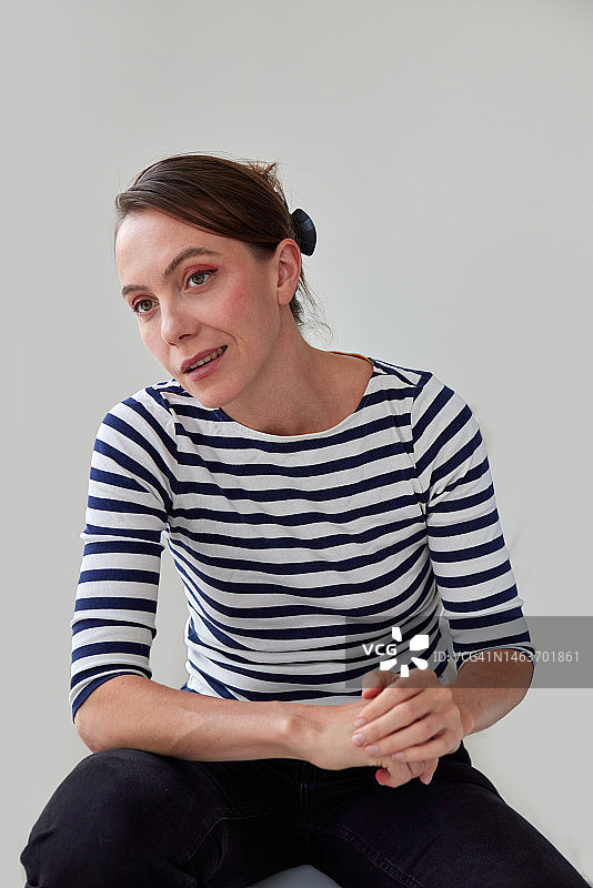 白色背景上的坚强女商人肖像图片素材