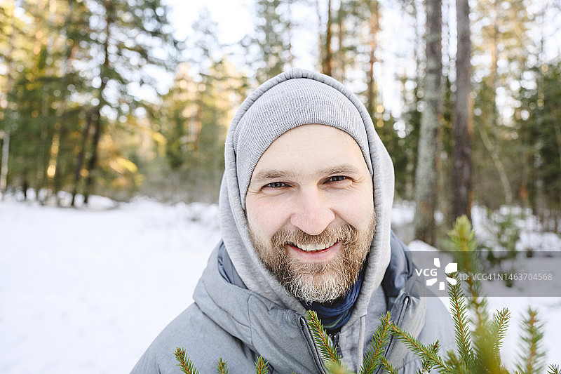 在冬季森林里留着胡子的快乐男人图片素材