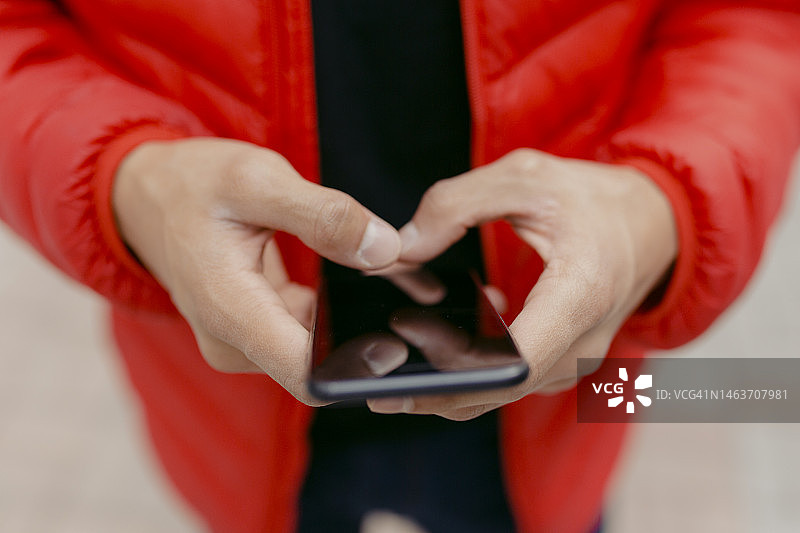 男人使用智能手机的手图片素材