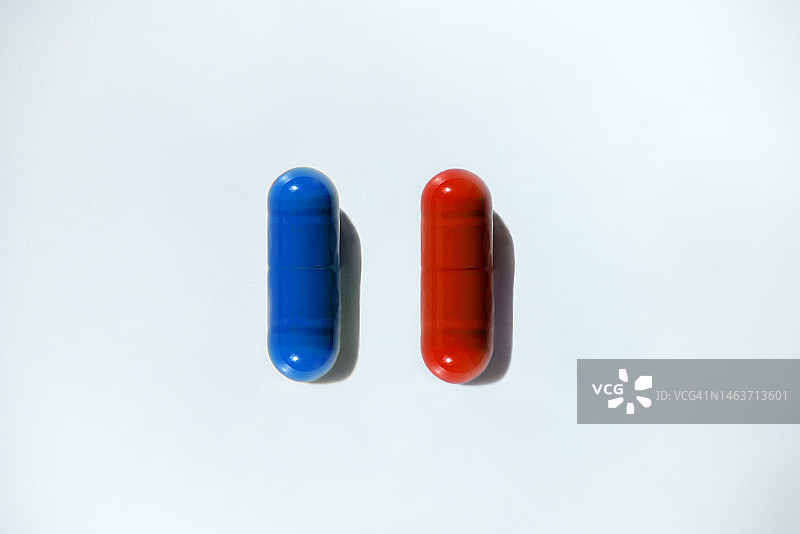 用于选择的红色和蓝色药丸图片素材