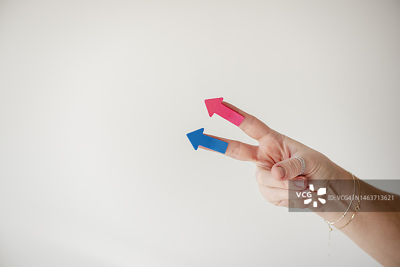 手持箭头符号的女人图片素材