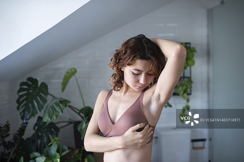 在浴室看腋下的年轻女人图片素材