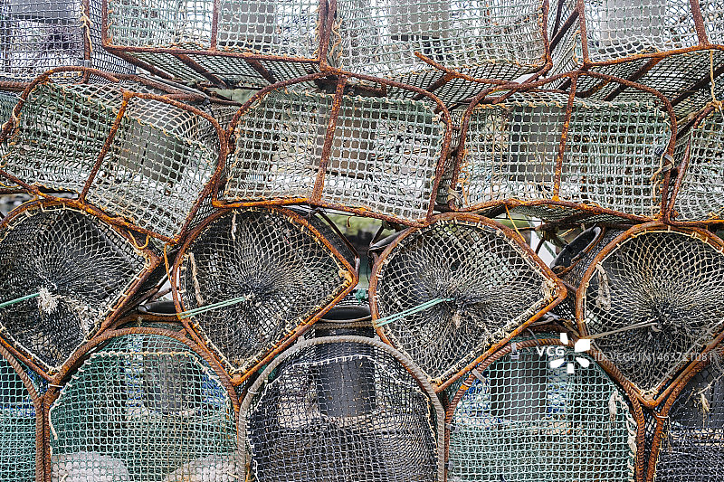 生锈的贝类养殖笼堆图片素材