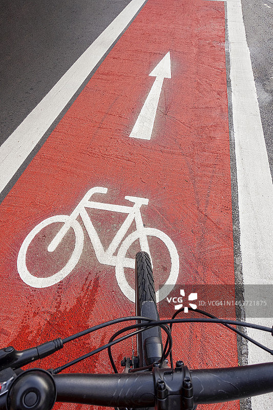 德国巴伐利亚州慕尼黑，自行车在红色自行车道上行驶图片素材