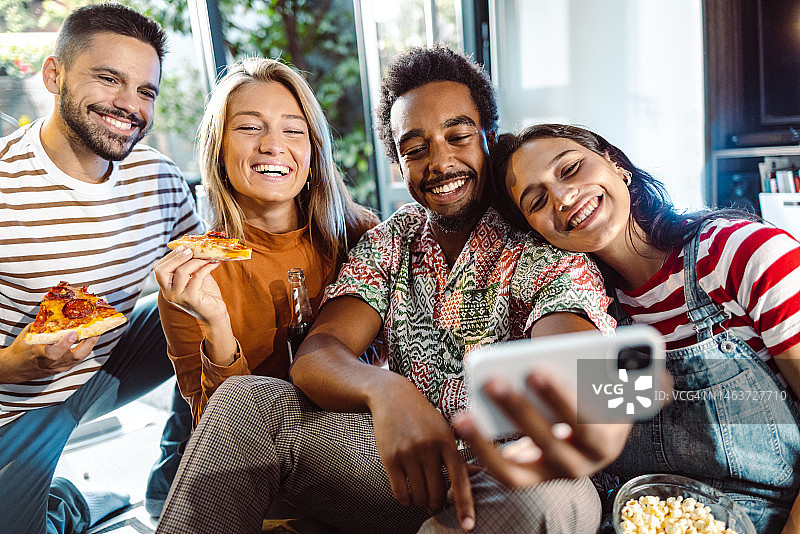 一群快乐的年轻人在家闲逛自拍图片素材