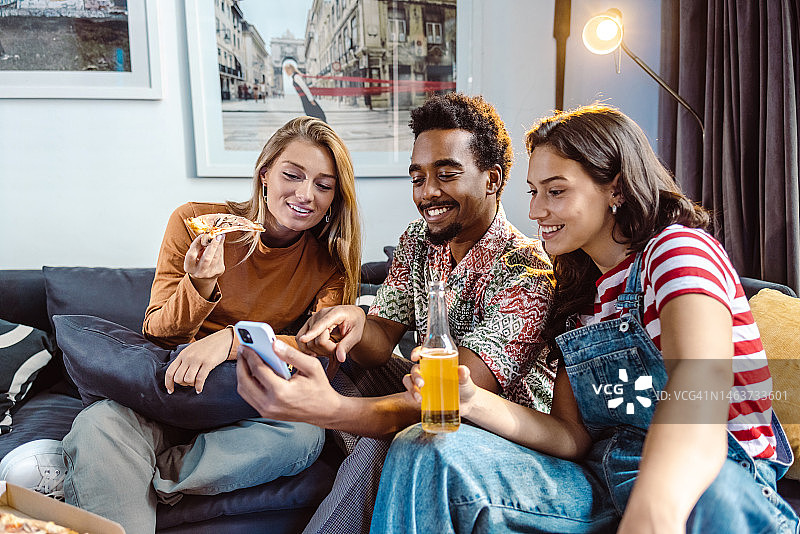 多民族朋友在家自拍图片素材