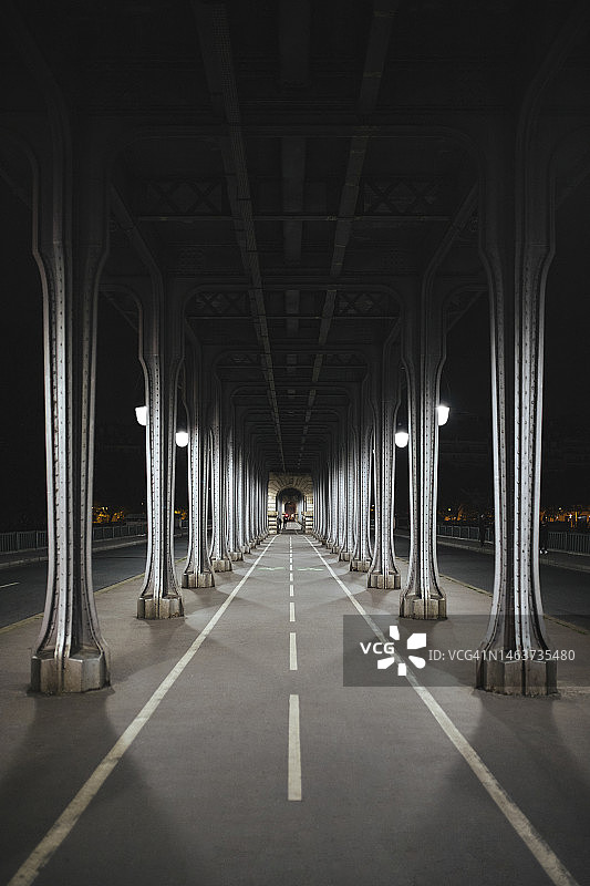 法国巴黎比尔哈坎桥夜景图片素材