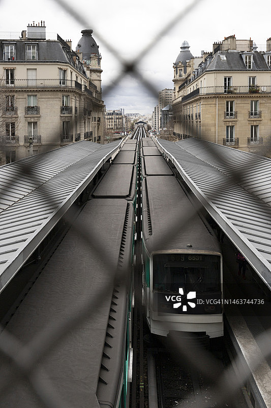 法国巴黎，透过铁丝网看到的地铁站台图片素材