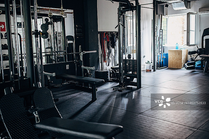 现代化的空旷健身房图片素材