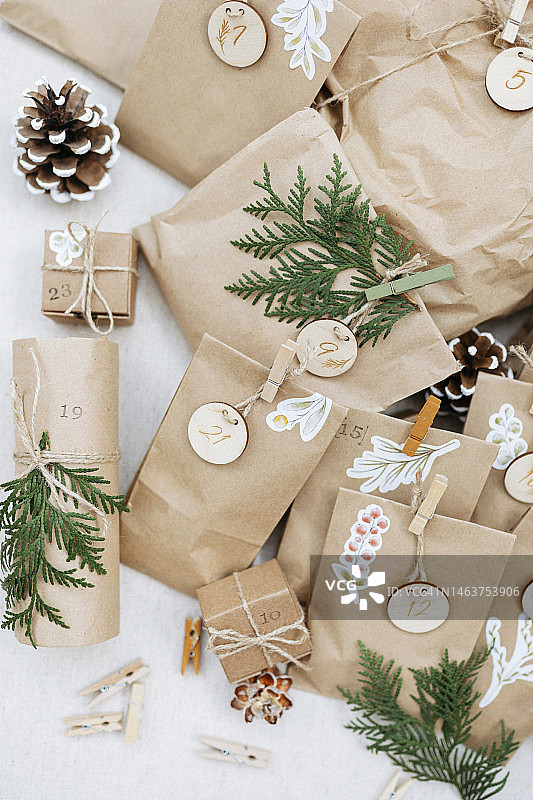 用于制作DIY降临节日历的各种材料，放在地毯上图片素材