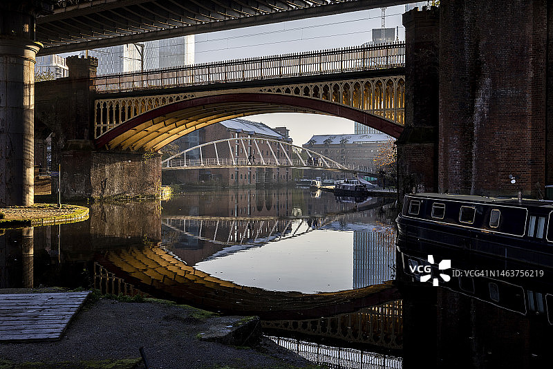 英国曼彻斯特：运河水面上的拱桥倒影图片素材