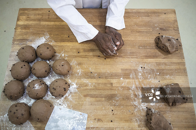 面包师揉面团图片素材