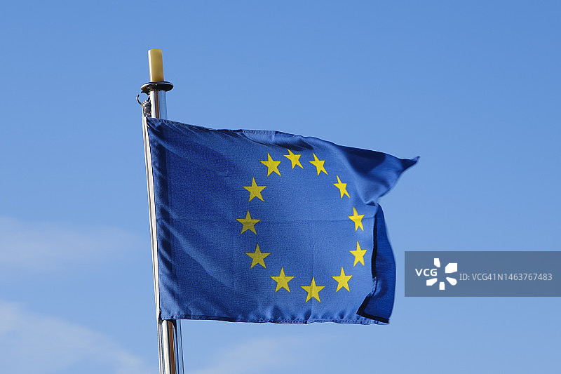 迎风飘扬的欧盟旗帜图片素材