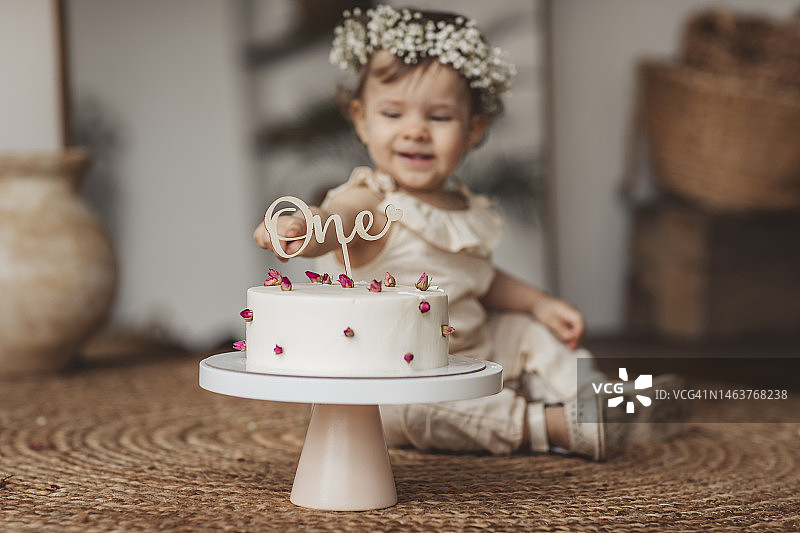 触摸生日蛋糕上文字的可爱女孩图片素材