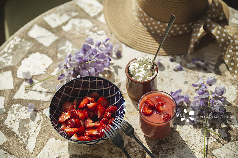 桌上的奶油草莓果汁图片素材