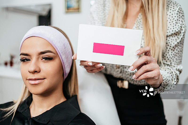 在美容院的年轻女子图片素材