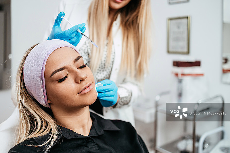 在美容院的年轻女子图片素材