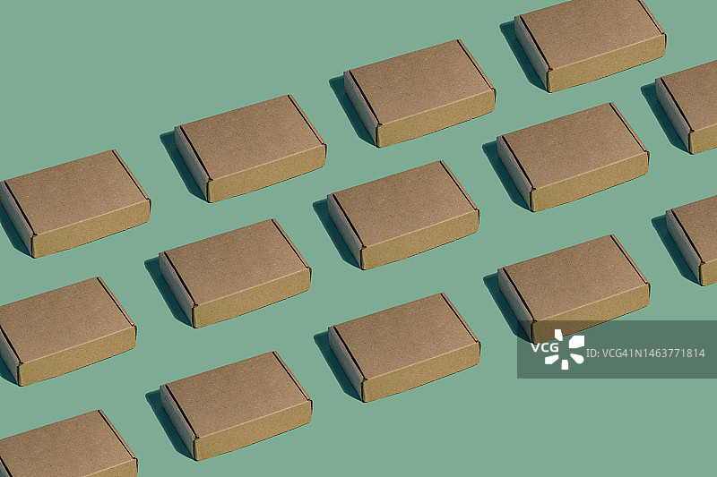 绿色背景上的封闭纸板箱图片素材