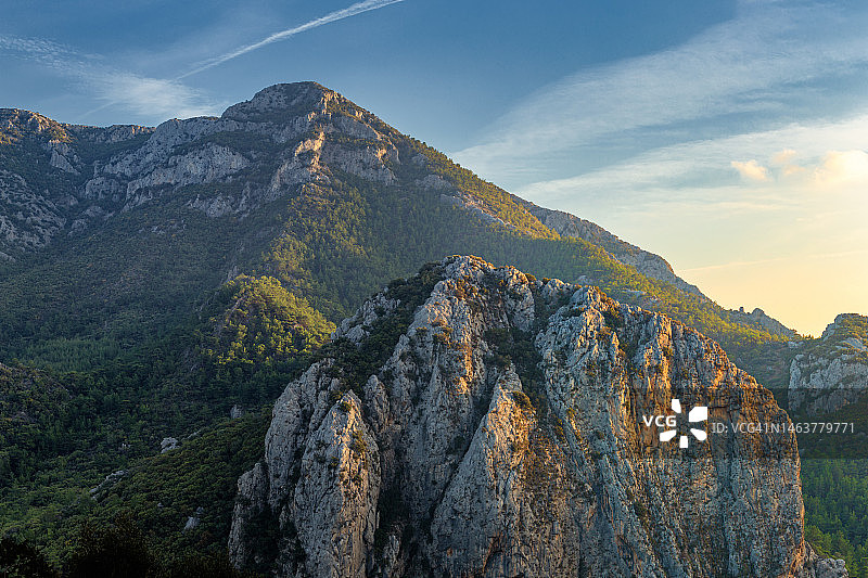 日落时阳光照耀的岩石和山峰图片素材