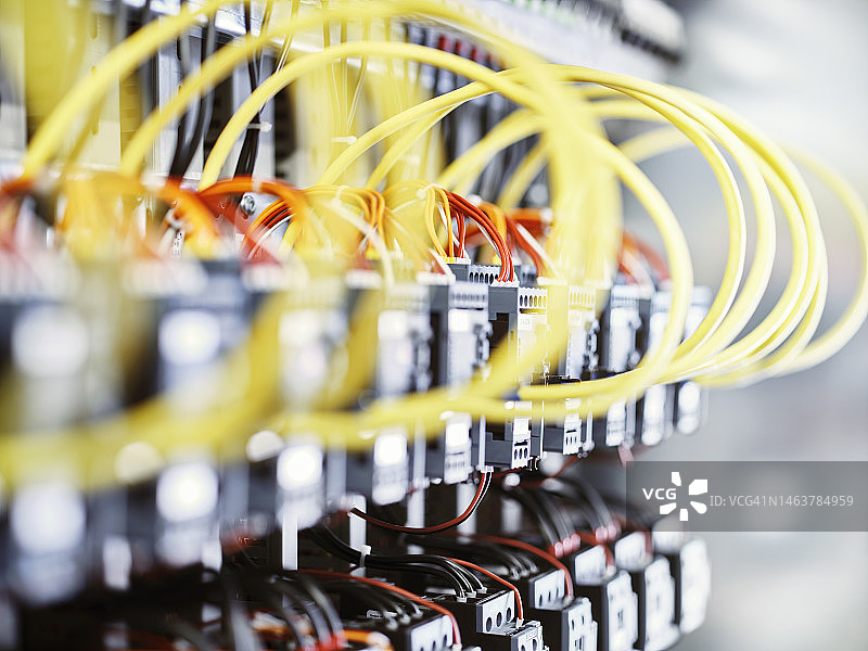 控制箱内连接的电缆图片素材