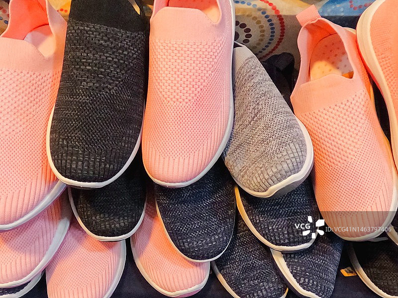 灰色和粉色柔软舒适的鞋子图片素材