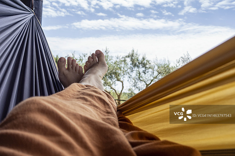 女人在吊床上休息的脚部照片图片素材