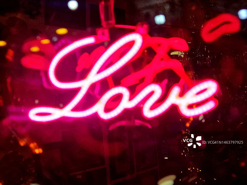霓虹灯书写的“爱”字图片素材