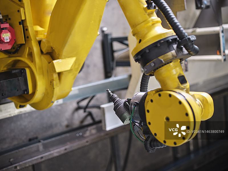 现代工厂中的机械臂图片素材