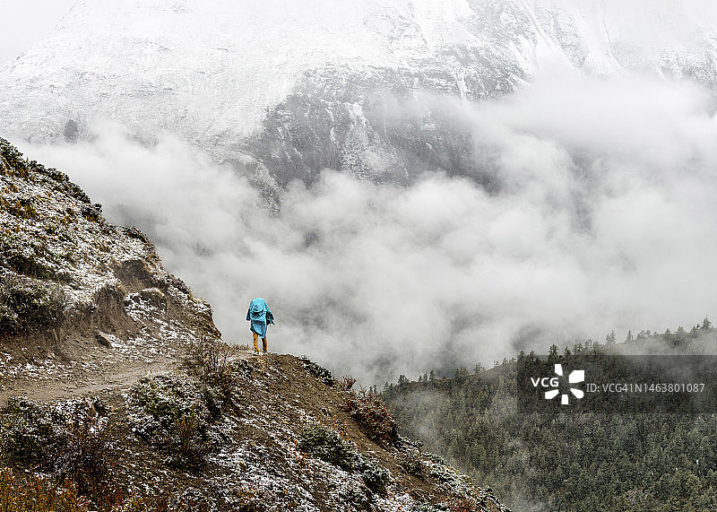在尼泊尔安娜普尔纳环线上徒步的男人图片素材