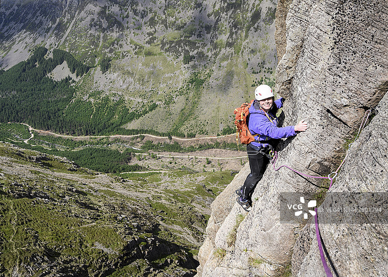 快乐的女人攀登英格兰湖区西部的山峰图片素材