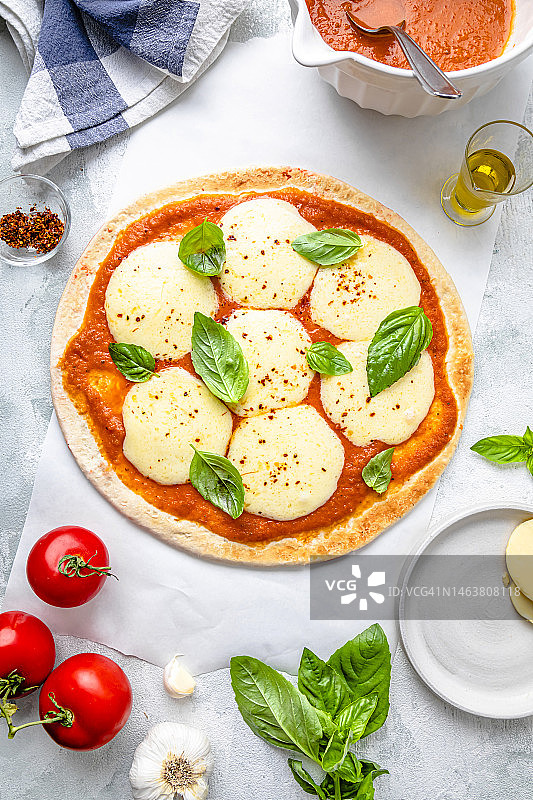 新鲜出炉的披萨配薄荷叶图片素材