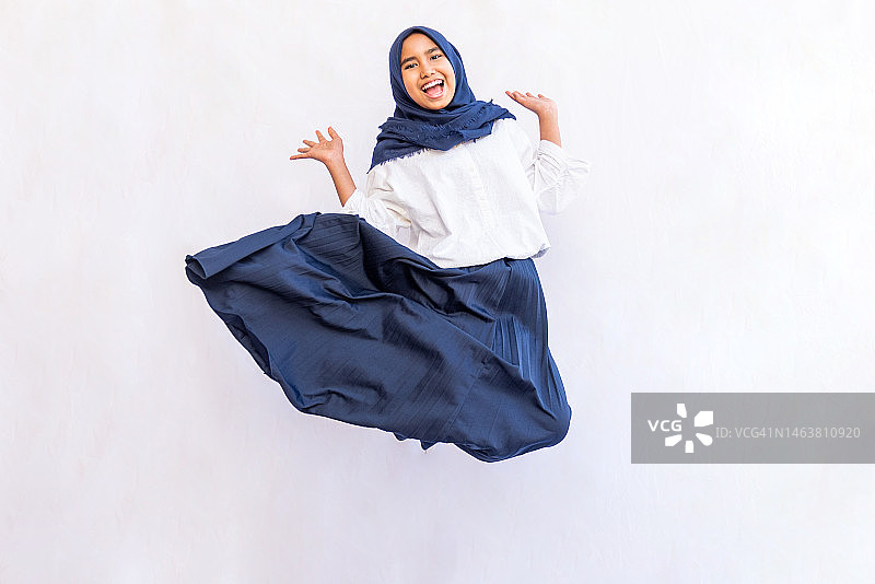 跳跃的少女图片素材