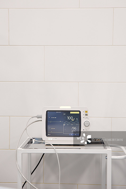 医院病床上带数字显示的医疗呼吸机图片素材