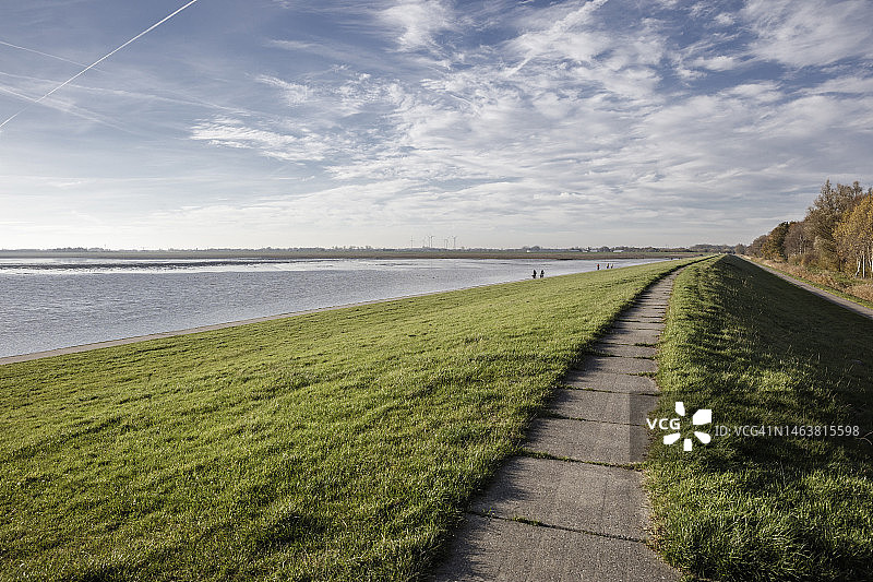 德国下萨克森州威廉港埃姆斯-雅德运河旁的空旷小路图片素材
