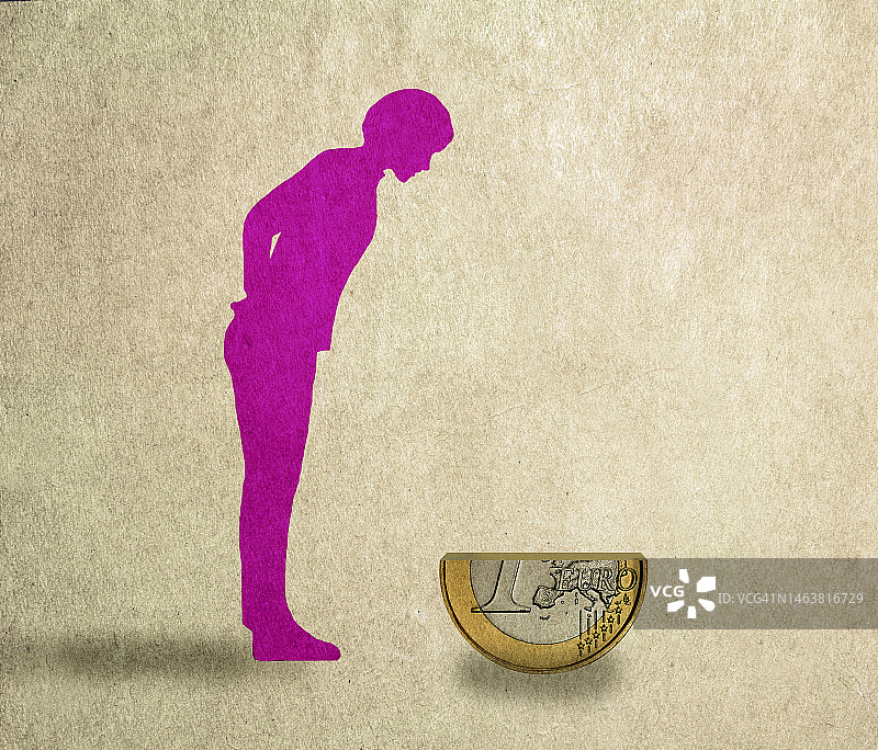 女性看着一半欧元硬币，象征通货膨胀加剧图片素材