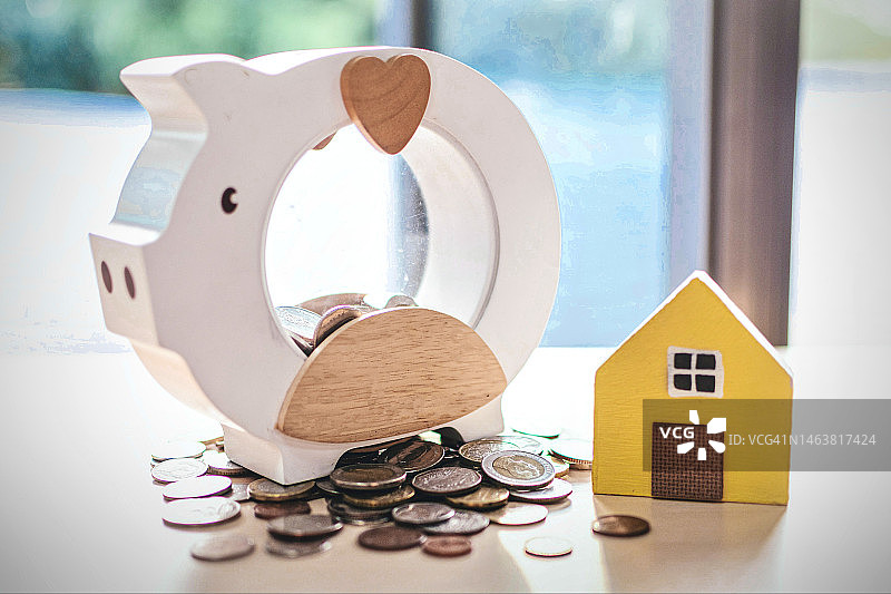 家庭概念、家庭储蓄、房屋销售、金钱和房屋图片素材