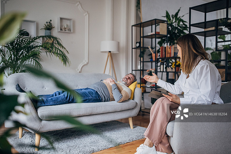 心理治疗：年轻女医生与老年男性交谈图片素材