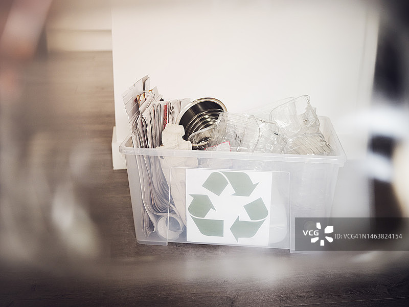 装满废纸和塑料的回收箱图片素材