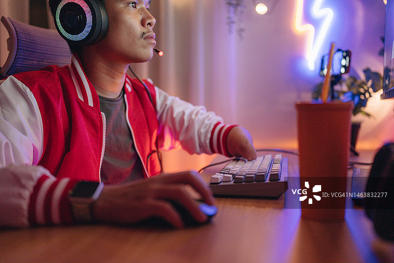 手臂残疾的年轻男人在家直播图片素材