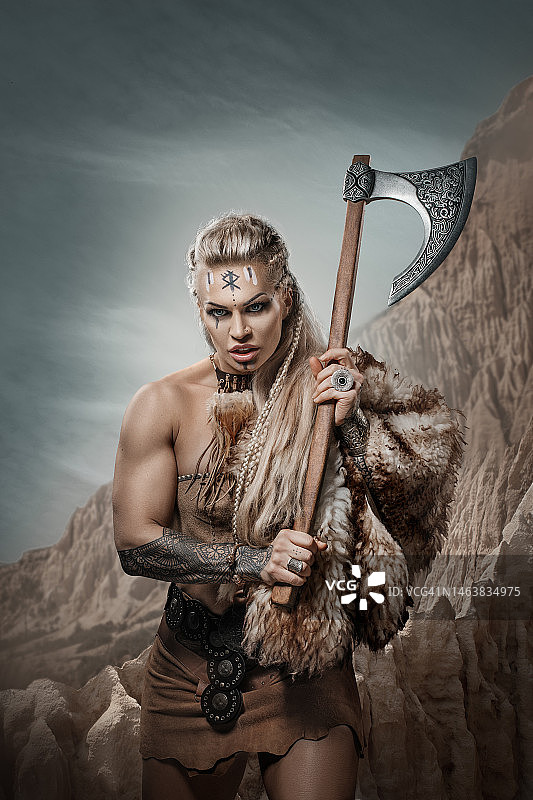 山边的漂亮金发女战士图片素材