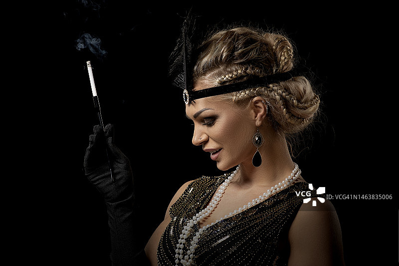 美丽的20世纪20年代风格的金发性感女郎图片素材